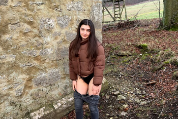 Hinter die Ruine gepisst!!