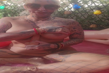 Heisse Planschbecken Dildoshow in meiner Pussy