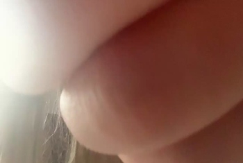 Mein 7 Türchen ist jetzt online ich lutsche geil am dildo und ziehe mich dabei aus